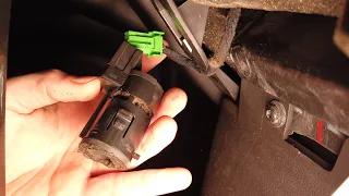 Volvo V50, S40 II, C30, C70 II fixing buzzing noise under the dashboard