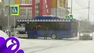 В Салехарде иномарка врезалась в пассажирский автобус. Время Ямала.