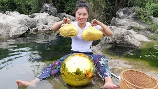 I🔥n the deep blue terrifying pool, the girl discovers the golden clam and harvests beautiful pearls