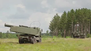 ​​M142 HIMARS – американська реактивна система залпового вогню, яку можуть передати Україні