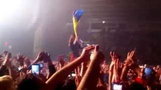 Jared Leto with the ukrainian flag - Do Or Die (Kyiv 12/03/14)