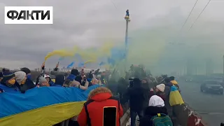 На мосту Патона утворили живий ланцюг та розгорнули 30-метровий прапор до Дня Соборності