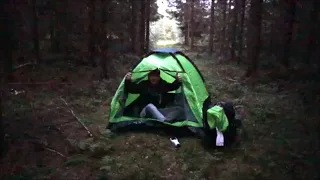 Nukutaan teltassa keskellä mettää!
