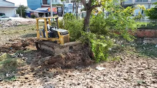 Strongly KOMATSU DOZER D31PX Smart Driver Push Soil To Landfilling Up With 5Ton Dump Trucks Team