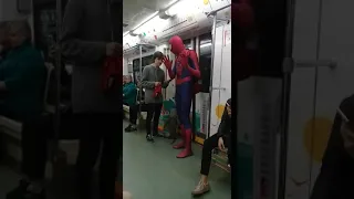 Русский человек-паук в метро