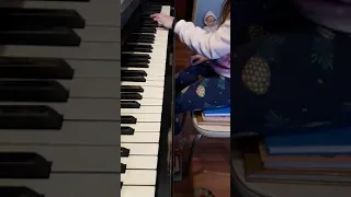 Олеся Лайкер . как я учусь играть на пианино