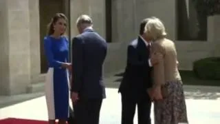 Camilla has to curtsey to Kate-alike Queen Rania of Jordan.