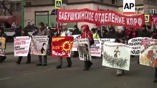 Putin places wreath at Tomb of the Unknown Soldier, communists rally