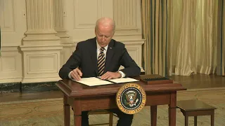 Biden ordena revisar cadenas de abastecimiento de bienes "esenciales" para EEUU | AFP