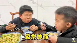 小六給妻兒換口味，把米飯換成家常炒麵，六嫂和兒子意外的喜歡吃