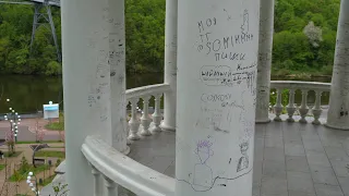 Житомиряни продовжують «прикрашати» написами альтанки в парку, не зупиняють навіть камери