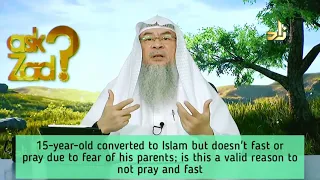 A young person reverted to Islam, doesn't fast or pray fearing his parents, is it valid Assimalhakee