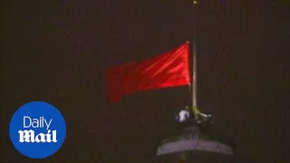 Last Soviet Union hammer and sickle flag is taken down in 1991 - Daily Mail