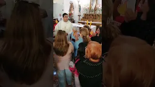 Hermosas palabras de abuela al Sacerdote Oliver! Hermoso final de la Eucaristía.