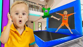 Chris transforme la maison en parc de trampolines | Les enfants développent leur créativité