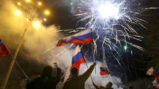 Menschen in Donezk feiern Anerkennung der Unabhängigkeit durch Russland