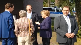 Bundeskanzlerin Angela Merkel mit ihren Leibwächtern