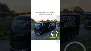 ônibus dos cantores sertanejo no cortejo do corpo de Marília Mendonça