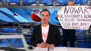 Редактор Первого канала ворвалась в эфир с плакатом против войны. Обращение Марины Овсянниковой