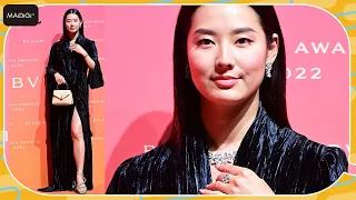 すみれ、深スリットから大胆に美脚披露！　深Vネックで胸元も　「BVLGARI AVRORA AWARDS 2022」フォトコールに登場