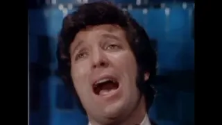 Tom Jones Sings "I Who Have Nothing" With Raquel Welch