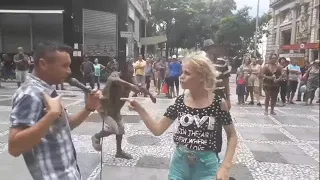 VEJA A VOZ DESSA MORADORA DE RUA ELA PEDE PRA CANTAR 🎤 EU SEI DE COR MARÍLIA MENDONÇA COM ELE