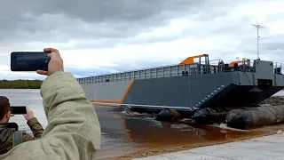 Спуск первой баржи в Череповце