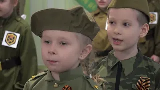 Юные патриоты прошли торжественным маршем и спели солдатские песни в «Ягодке»