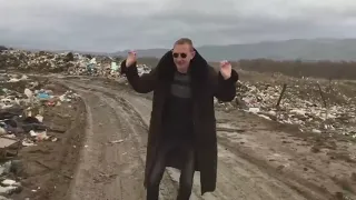 6 bez 10 dancing at the garbage dump