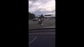 Johnny Hallyday escorté par des bikers lors de son arrivée en Belgique