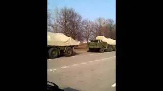 Военная колона с ракетами 20-30 машин, под Украинским флагом.