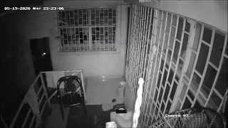 DUENDE CAPTADO EN CÁMARAS DE UNA CASA!