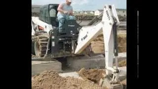 Minicargadora con accesorios en accion: Bobcat, Caterpillar, Mustang, Case