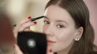 Ирина Старшенбаум показывает, как красить брови, в совместном проекте Buro 24/7 и Chanel