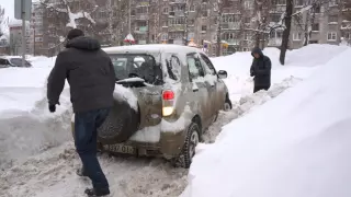 04.02.2015. Киров ,Свободы 38,дороги.Как выехать со двора после снегопадов?