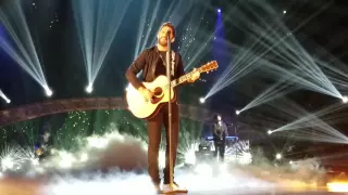 Thomas Rhett Performs Die a Happy Man On American Country Countdown Awards 2016 (Fan Cam)