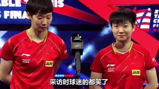 孙颖莎王曼昱世乒赛女双夺冠，赛后采访时，王曼昱1举动逗笑球迷