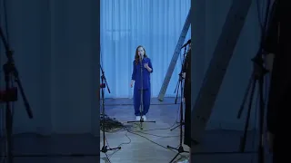 Alice Merton performs "Easy" live