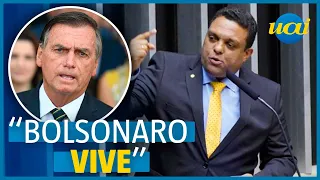 Deputado recita poesia sobre Bolsonaro inelegível