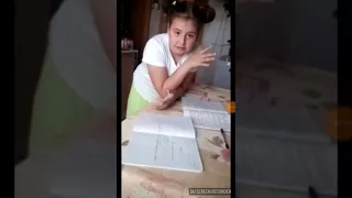 Девочка решает задачу про грибы а пишет про огурцы