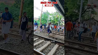 Train Is Coming 😳 Ricky Railroad Crossing Video 🚸 #shorts #railgate #railway #railroad #railfatak