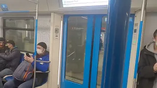 Старый информатор Таганском-Краснопресненской линии в метропоезде Москва