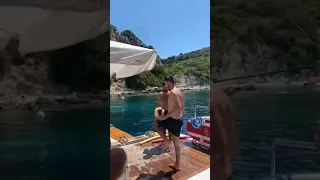 Ο Ιβάν Σαββίδης κάνει ποδαράκια στο σκάφος του!