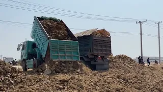 Komatsu Bulldozer Pushing Topsoil15