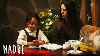 Madre | Zeynep descubre el encanto de Melek, pero también sus golpes en el cuerpo