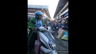 Isang parking boy may isang motoristang kalalis sulod isang public market