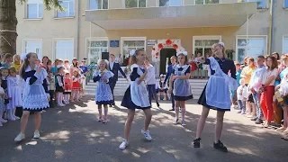 Танець учнів 11 класу 1 вересня с.Постолівка