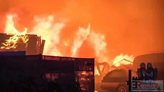 [GROSSBRAND IN ALPEN] - KFZ-Betrieb im Vollbrand | Stadtalarm | Flammen & starke Rauchentwicklung -