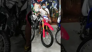 Crf 150L abot ng 5'4". Konting technique para ma abot ng paa ang sahig.