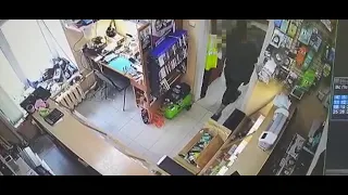 В Калуге момент кражи мобильного телефона в комиссионном магазине попал в объектив камеры видеонаблю